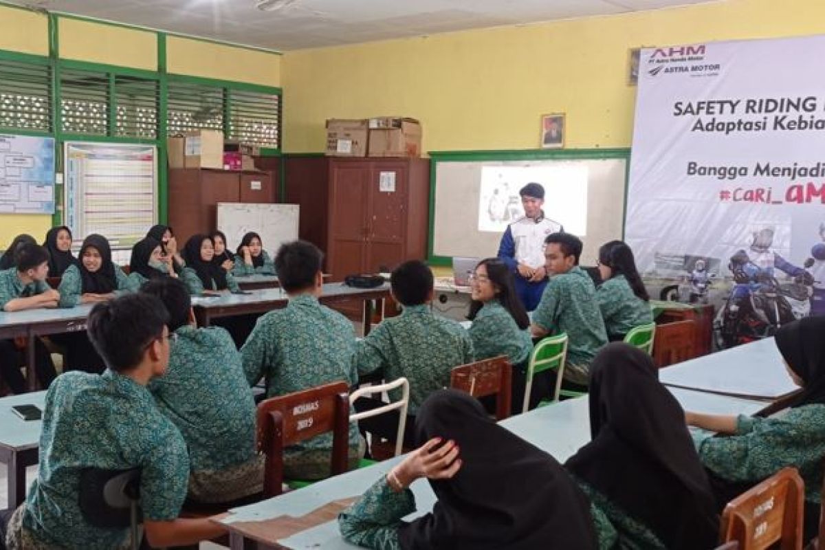 Siswa SMA N 1 Sungai Raya ikuti edukasi safety riding