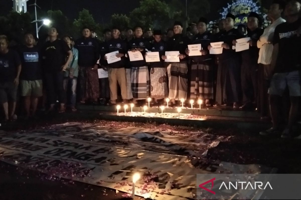 Suporter Persiku gelar doa dan nyalakan lilin untuk korban Kanjuruhan