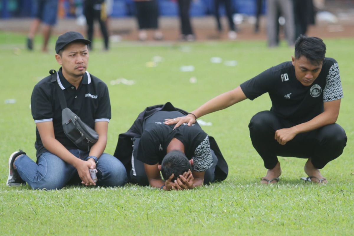 Pemain dan pelatih Arema menangis saat tabur bunga di Stadion Kanjuruhan Malang