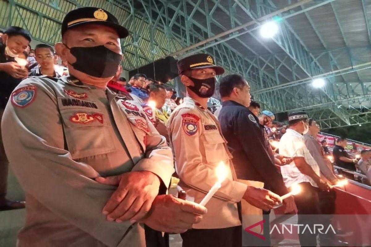 Polisi dan suporter di Palangka Raya doa bersama untuk korban tragedi Kanjuruhan