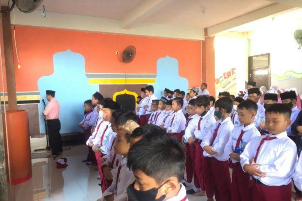 Warga dan siswa Muhammadiyah Surabaya shalat gaib doakan korban tragedi Kanjuruhan