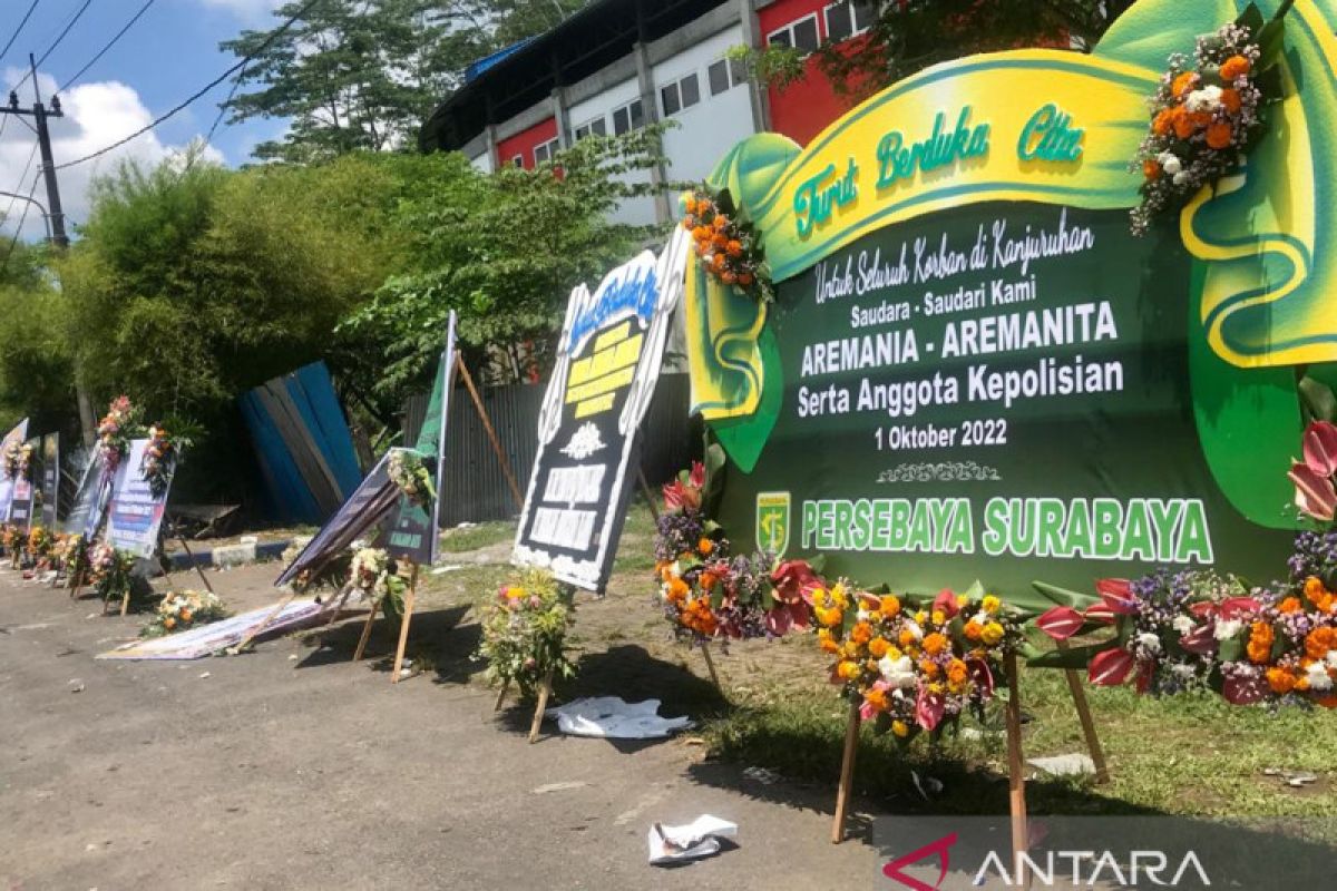 Ratusan karangan bunga duka cita memenuhi area Stadion Kanjuruhan