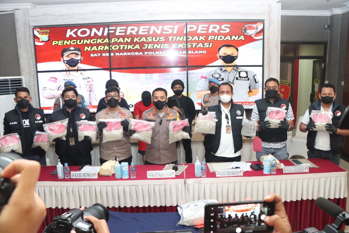 Polisi menggagalkan peredaran 49.143 butir ekstasi di Batam