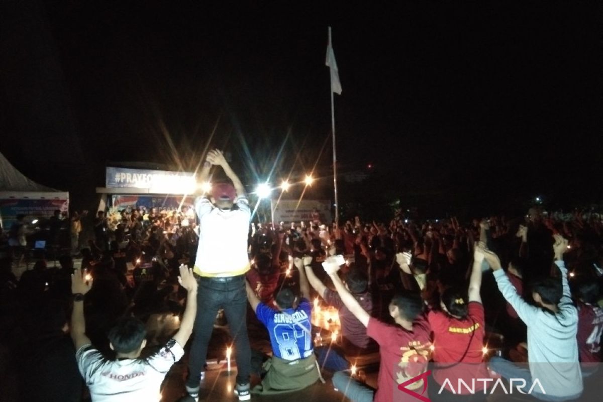 Polisi dan pecinta sepak bola di Kendari doakan korban tragedi Kanjuruhan