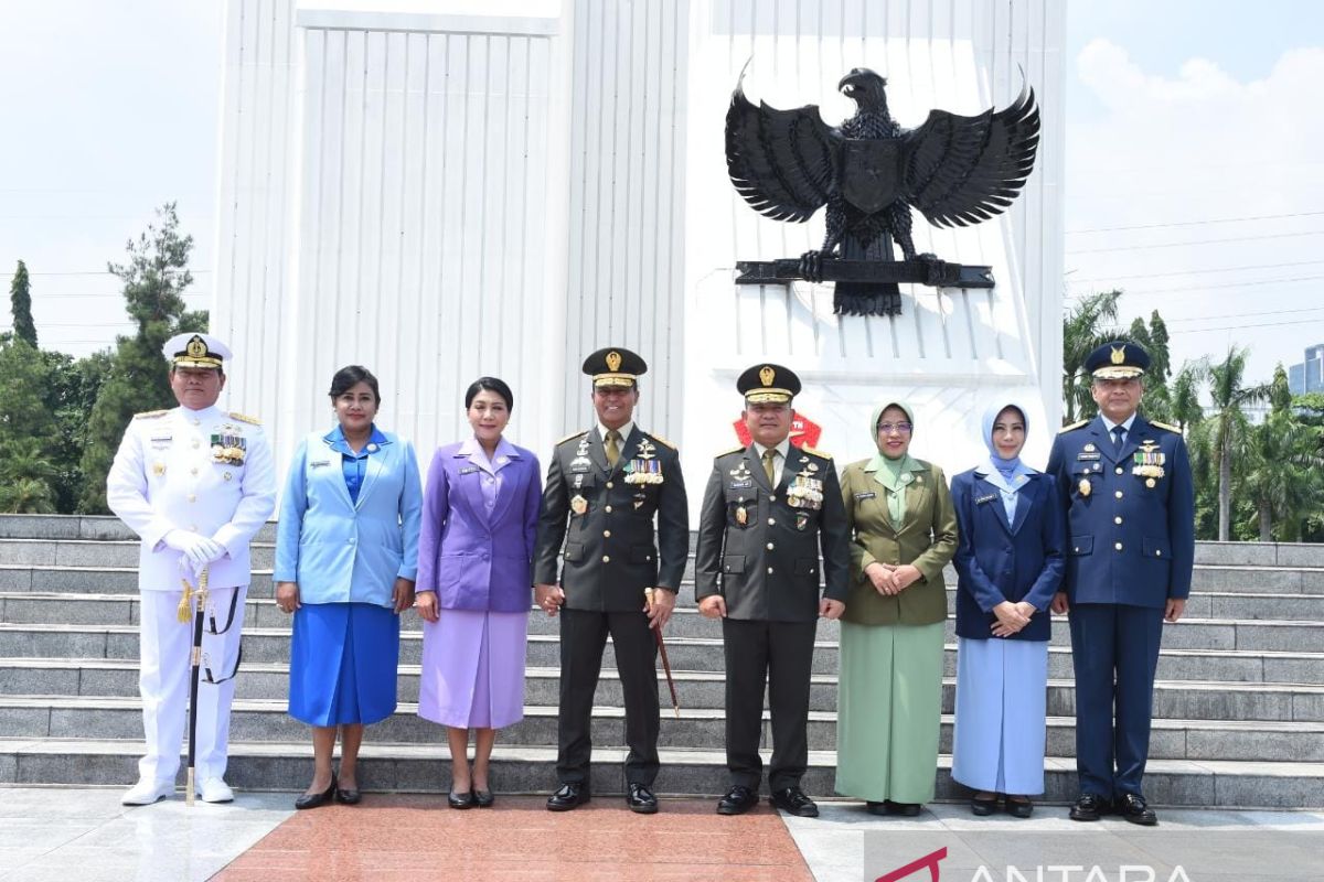 Panglima TNI dan tiga kepala staf angkatan ziarah ke tokoh nasional
