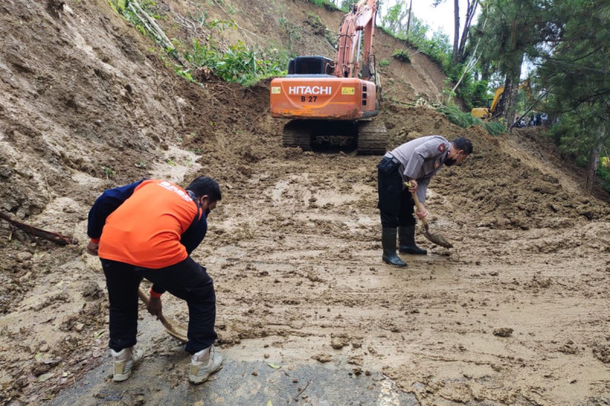 Akses jalan Selingkar Wilis di Trenggalek tertutup longsor