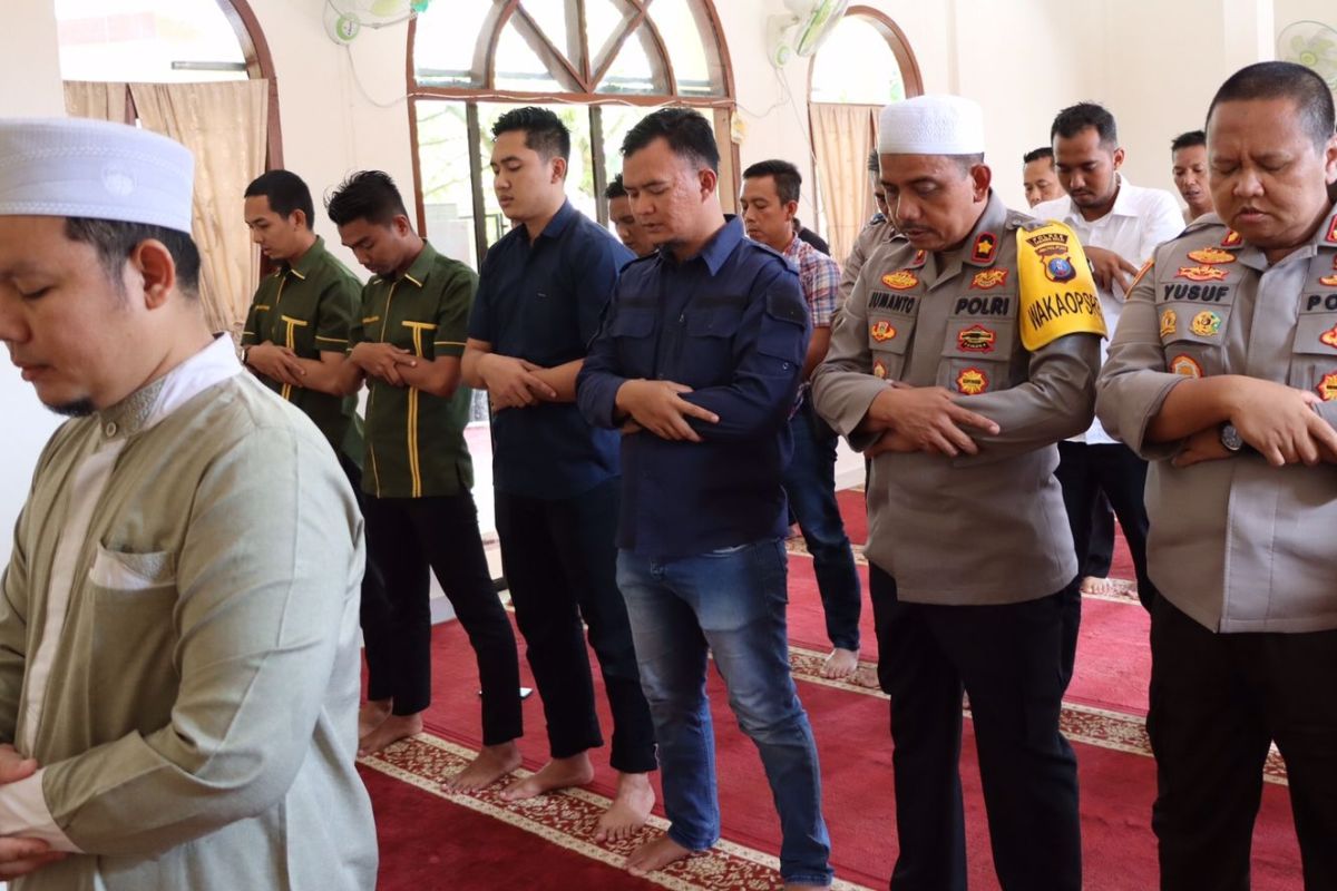 Polres Tanjungbalai gelar shalat gaib pascatragedi Kanjuruhan Malang