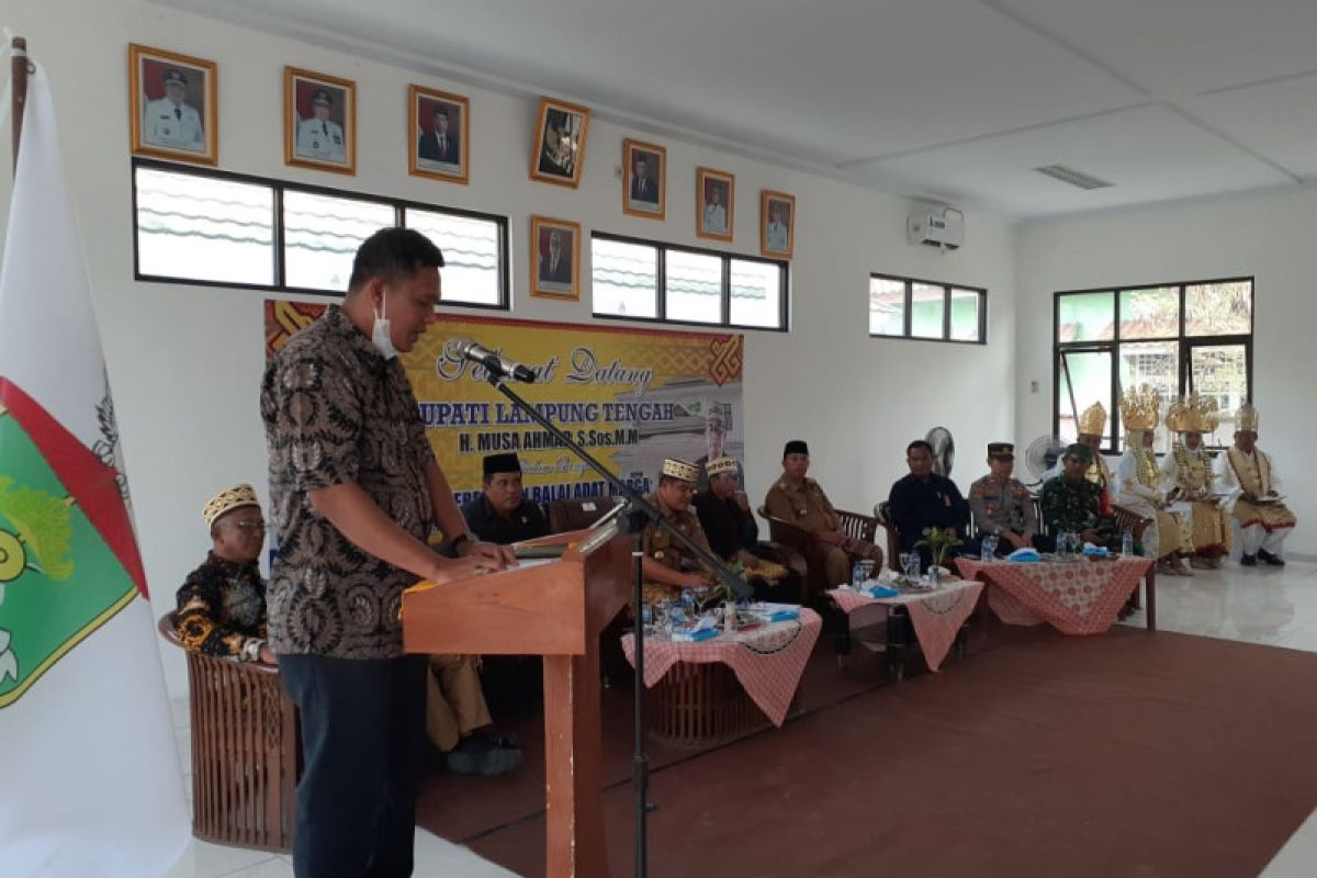 Bupati Lampung Tengah salurkan BLT-DD dan resmikan balai adat