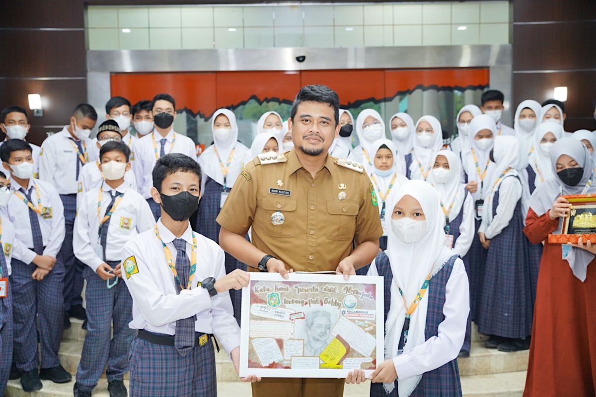 Puluhan siswa kunjungi Balai Kota Medan  ingin tahu kerja wali kota