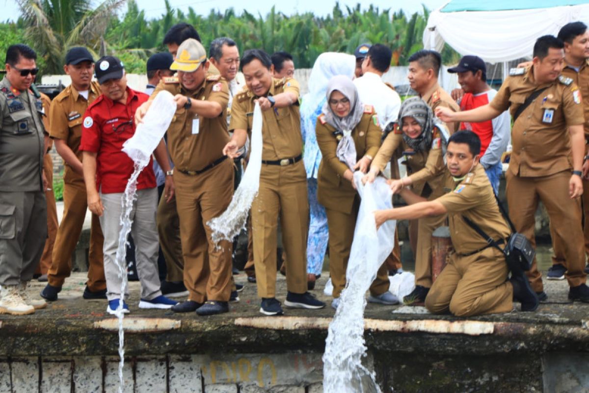 Lampung tebar ratusan ribu ekor ikan endemik di Dermaga Tulang Bawang