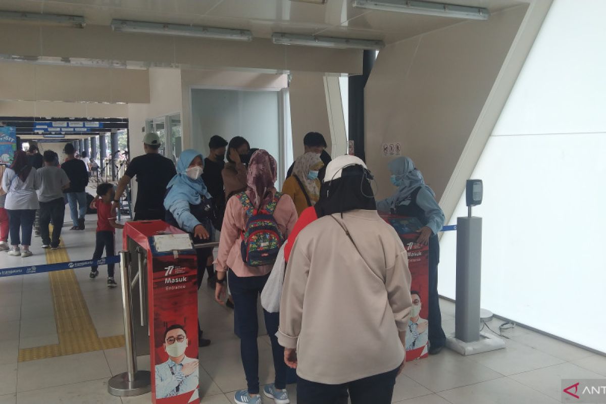 Penumpang TransJakarta diminta aktivasi kartu uang elektronik