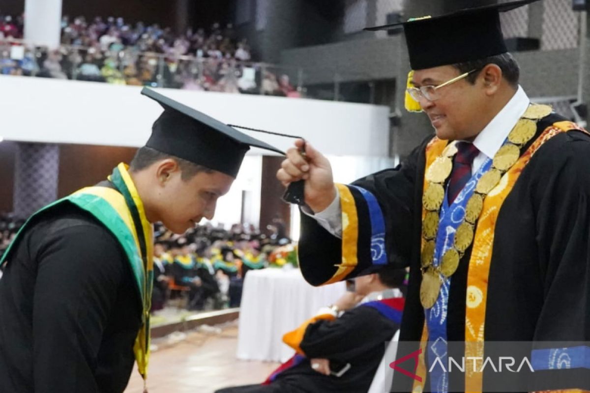 1.250 wisudawan lepas Prof Sutarto akhiri tugas sebagai Rektor ULM