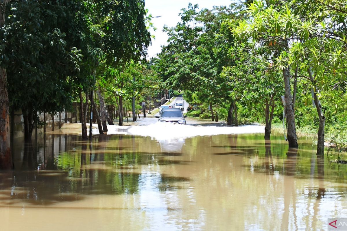 Hujan sepanjang malam, jalanan Pekanbaru terendam banjir