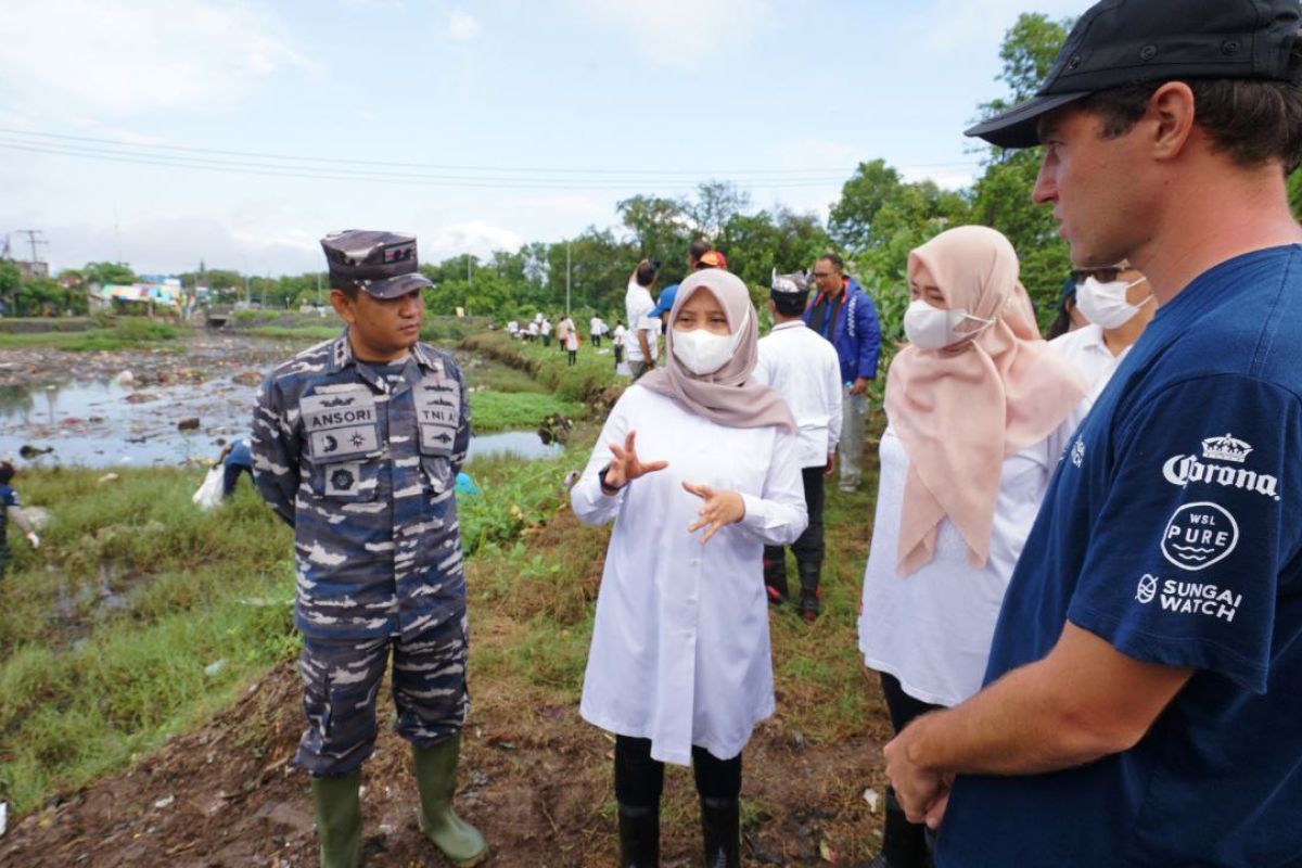 Cegah sampah ke laut,  NGO Sungai Watch pasang 100 jaring di sungai Banyuwangi