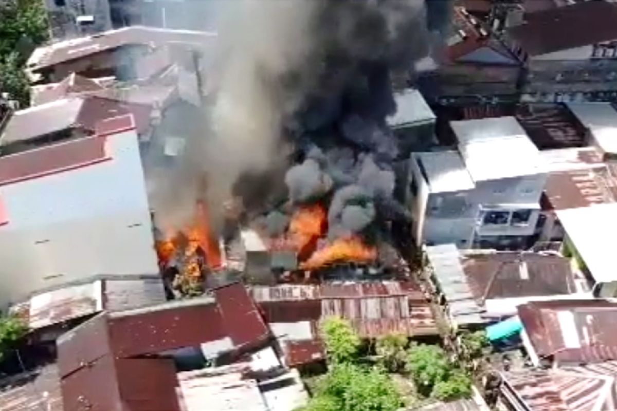 Kebakaran di Makassar menghanguskan 10 unit rumah