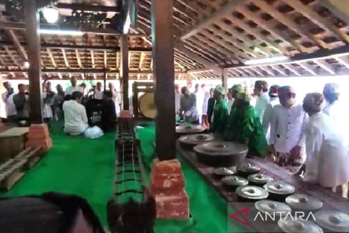 Keraton Kanoman Cirebon lestarikan tradisi siraman gong sekati