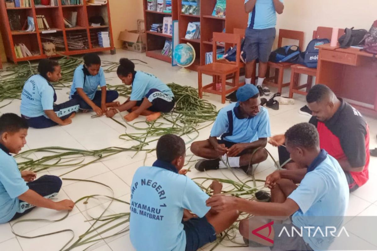 SMP di Maybrat ajarkan siswa anyaman khas budaya