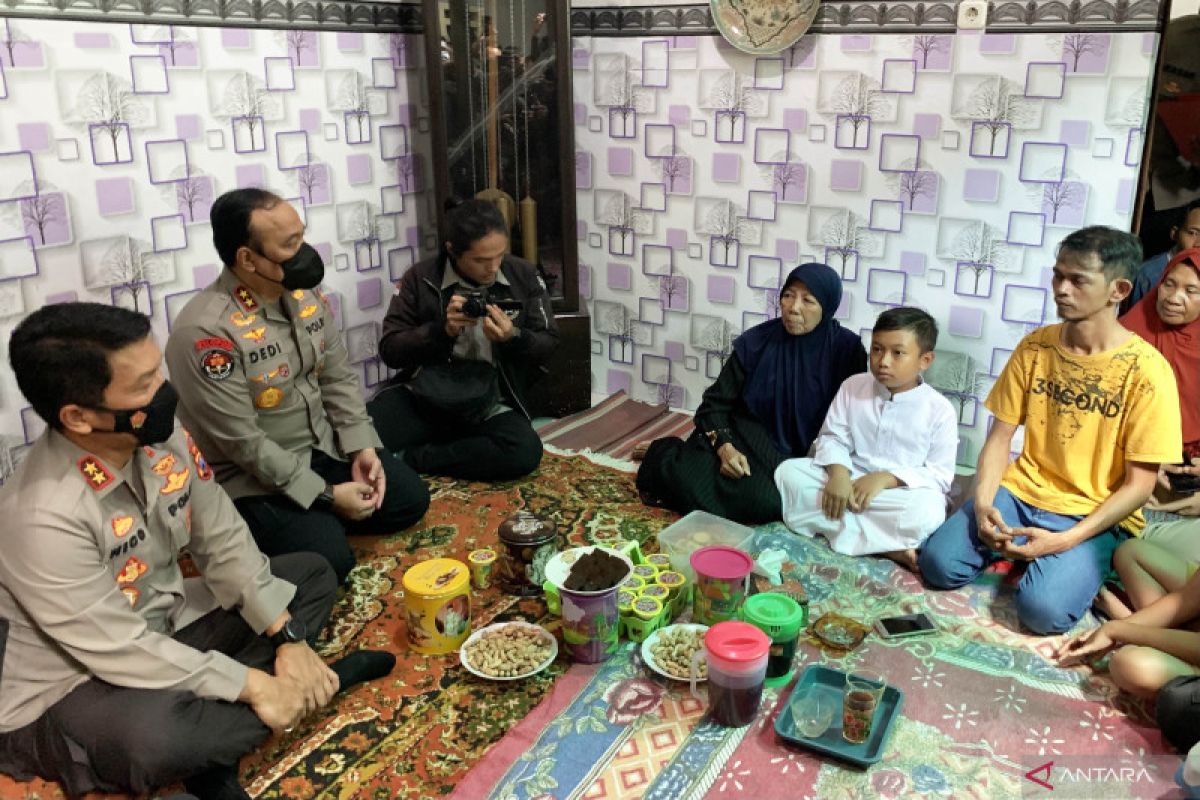 Polri serahkan beasiswa untuk anak yatim piatu akibat tragedi Kanjuruhan