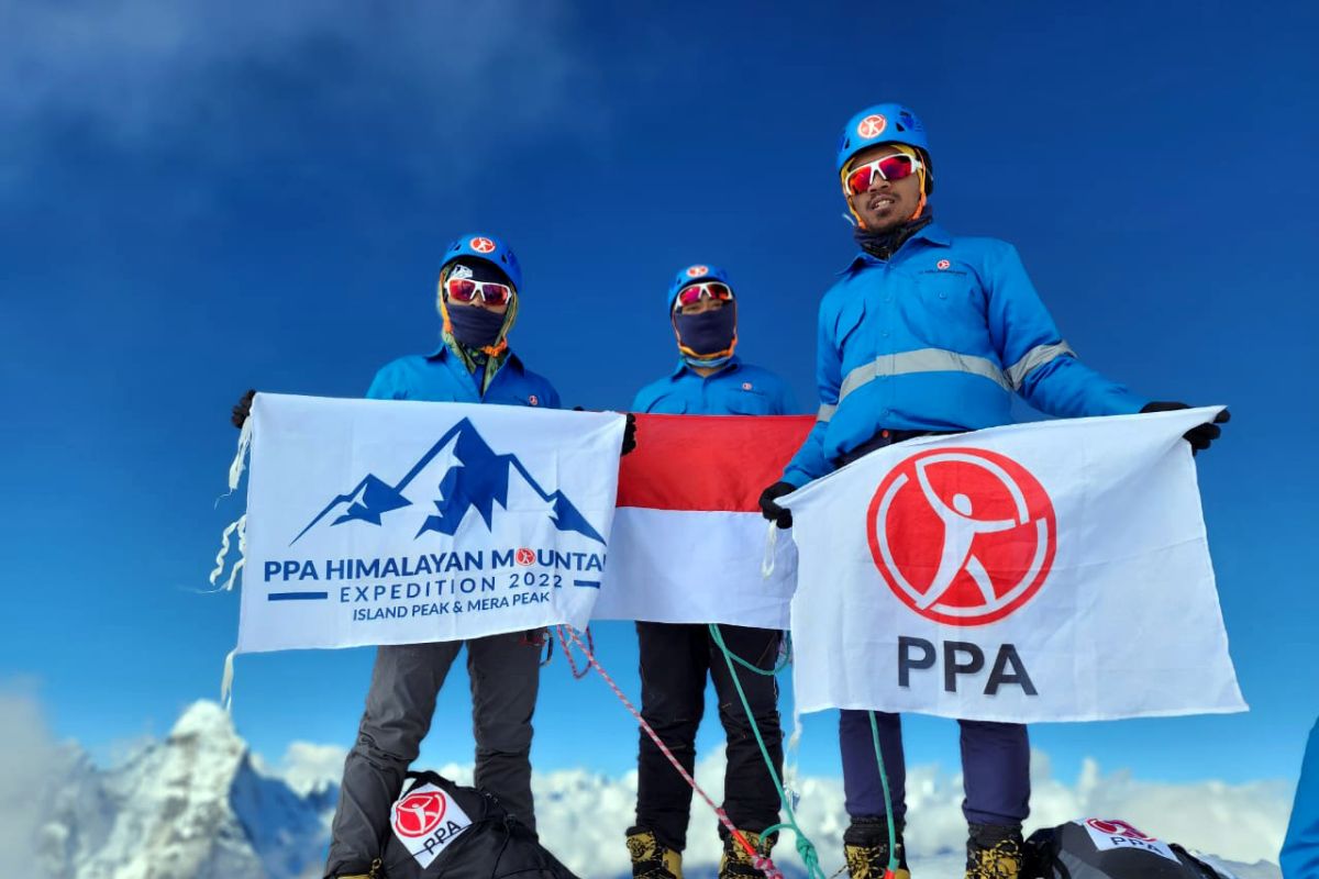 Tim PPA Ekspedisi kibarkan bendera di Island Peak Pegunungan Himalaya