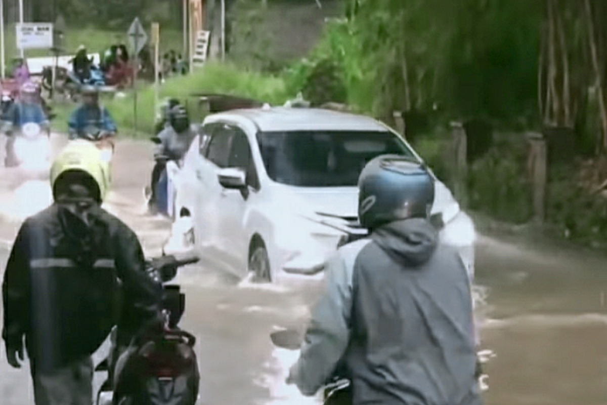 Hujan deras akibatkan ruas jalan di Purwakarta dan akses gerbang Tol Sadang tergenang air