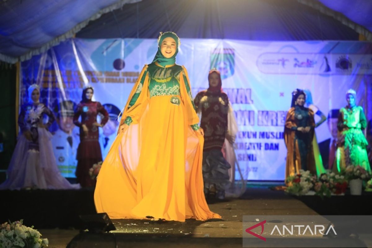 Disporapar gelar fashion show desain busana muslimah