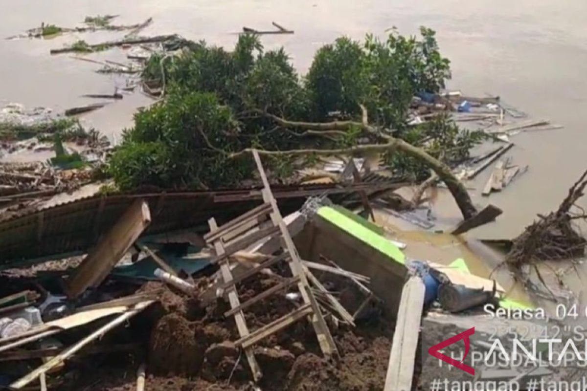BPBD Muba evakuasi 10 korban tanah longsor di tepian Sungai Musi