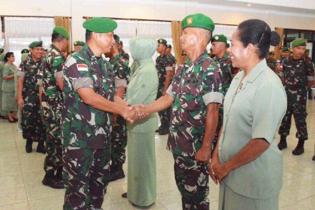 327 personel TNI AD di lingkungan Korem 172/PWY naik pangkat