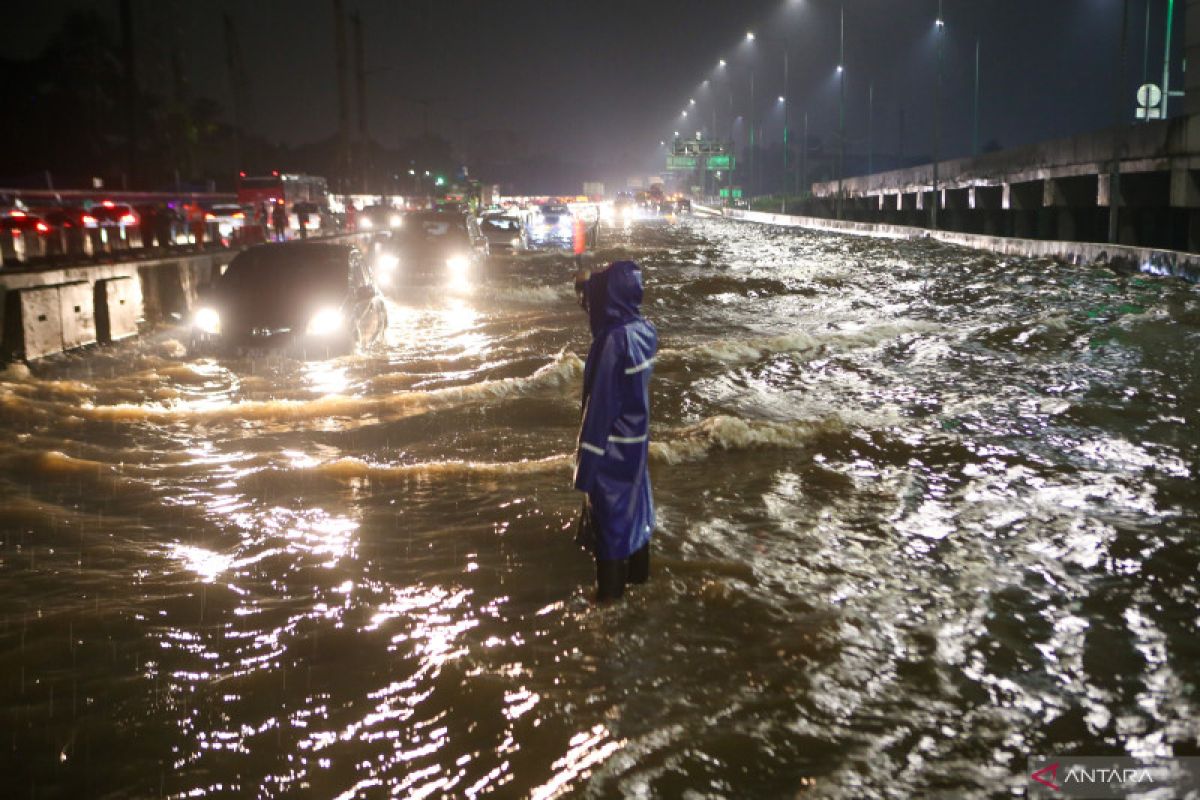 Banjir Di Tol Pondok Aren Serpong Antara News