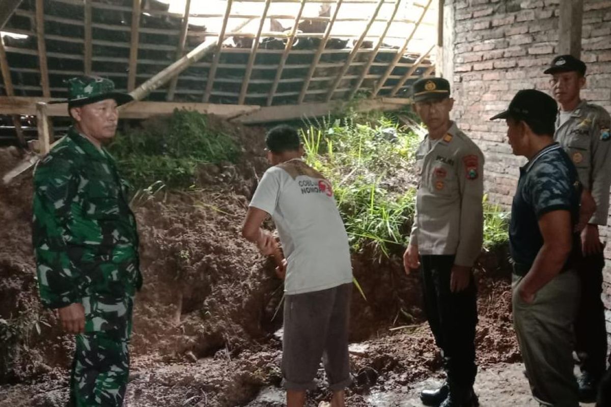 Banjir dan longsor melanda sejumlah wilayah di Trenggalek