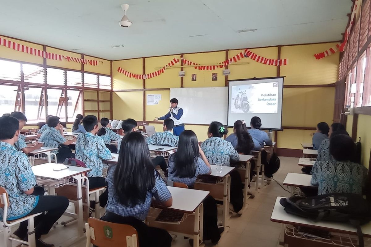 Honda Kalbar gelar edukasi safety riding di SMA N 2 Ambawang