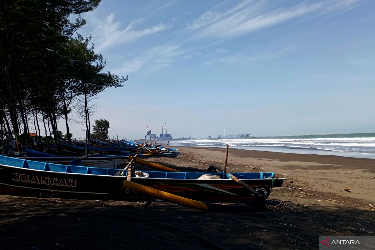 Gelombang tinggi di laut selatan Jabar hingga Yogyakarta