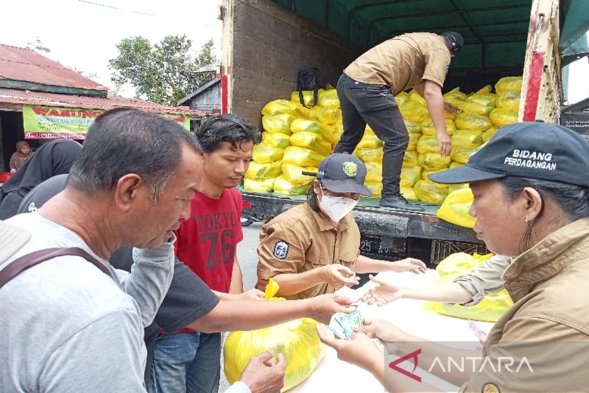 Penyaluran paket sembako murah sangat membantu masyarakat di Palangka Raya