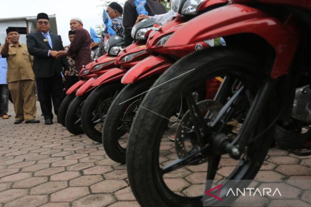 Jelang purnatugas, Bupati Aceh Barat bagikan 100 unit sepeda motor untuk imam masjid