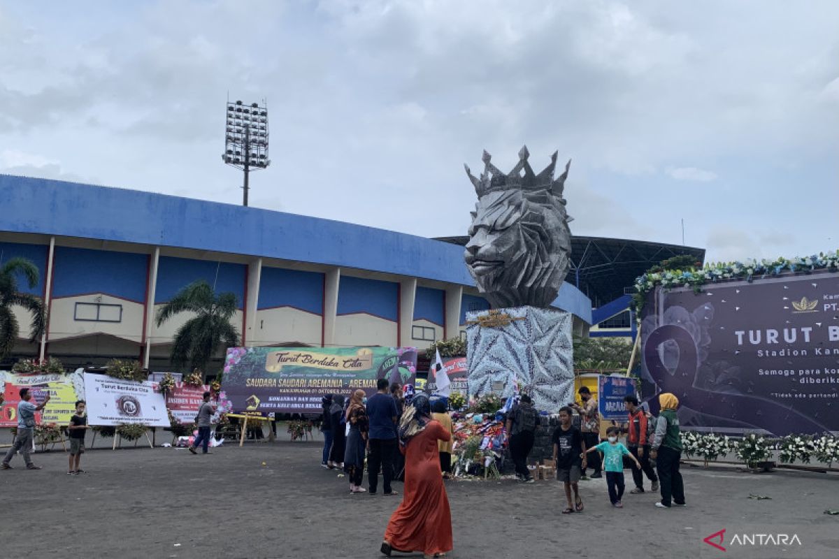 Ratusan karangan bunga penuhi Stadion Kanjuruhan Malang