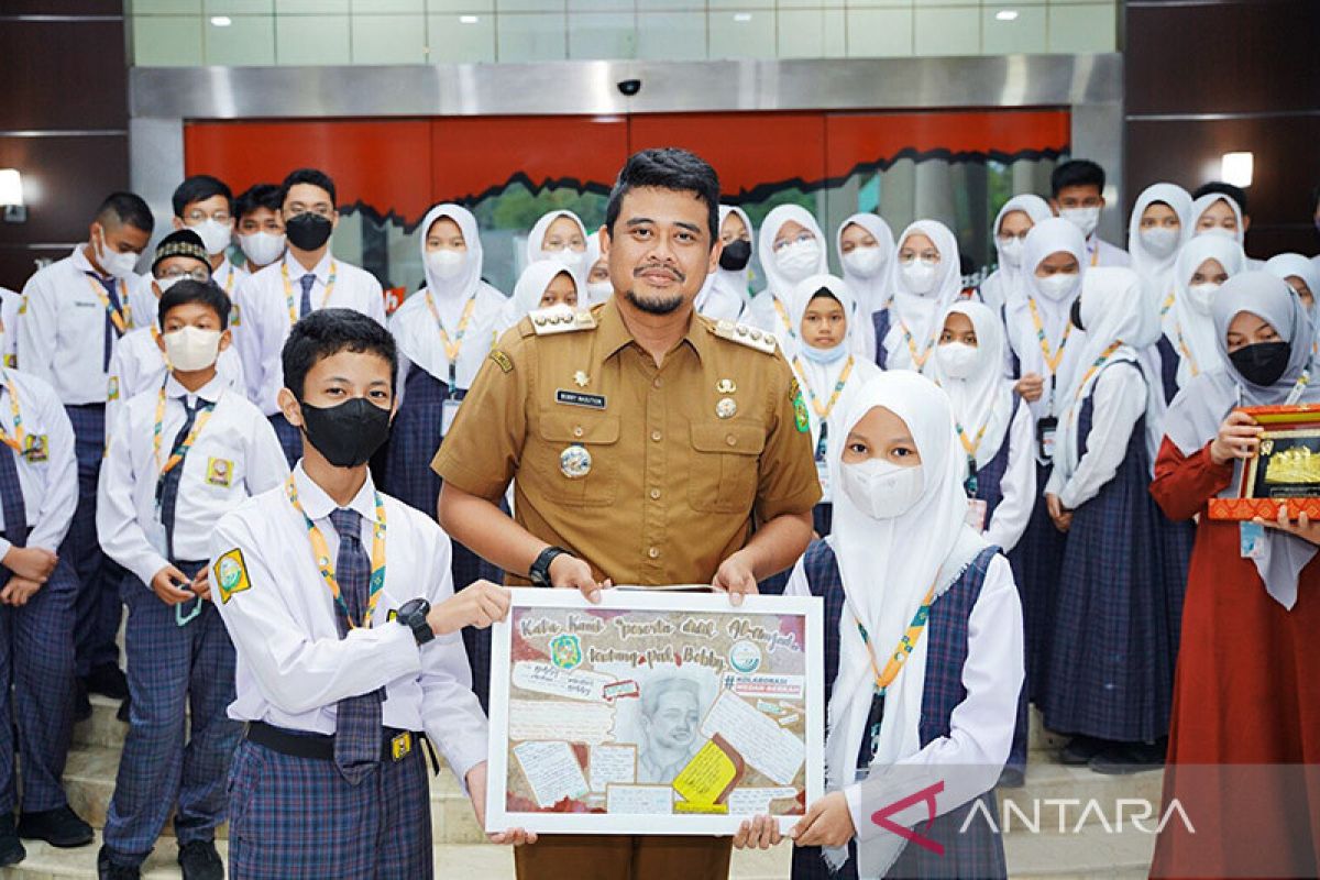 Puluhan siswa kunjungi Balai Kota Medan ingin tahu kerja wali kota