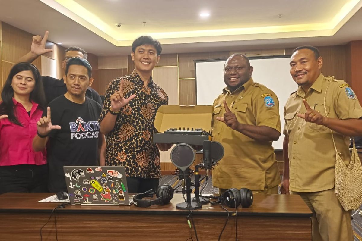 Kominfo Jayapura terima bantuan peralatan podcast BAKTI Kominfo