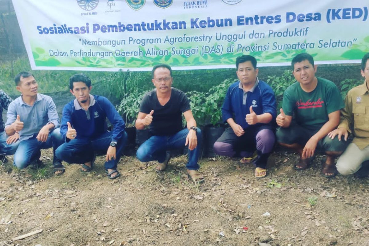 Jejak Bumi Indonesia Kabupaten OKU bentuk kebun entres di dua desa