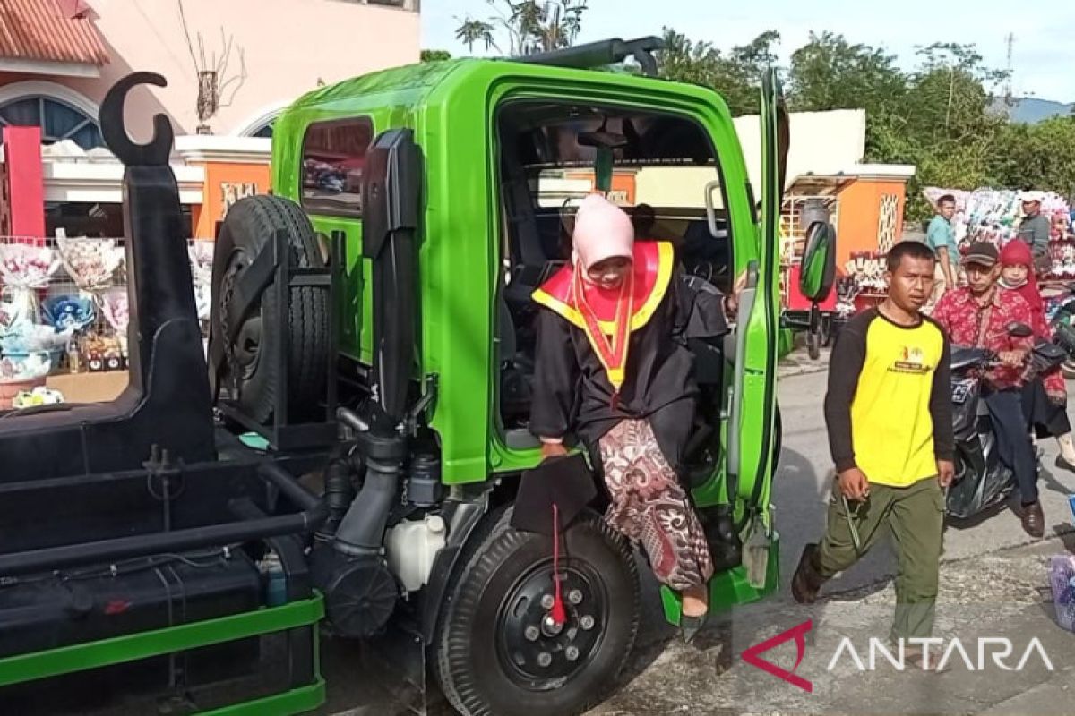 Seorang wisudawati UMMY Solok kendarai truk sampah DLH hadiri wisuda