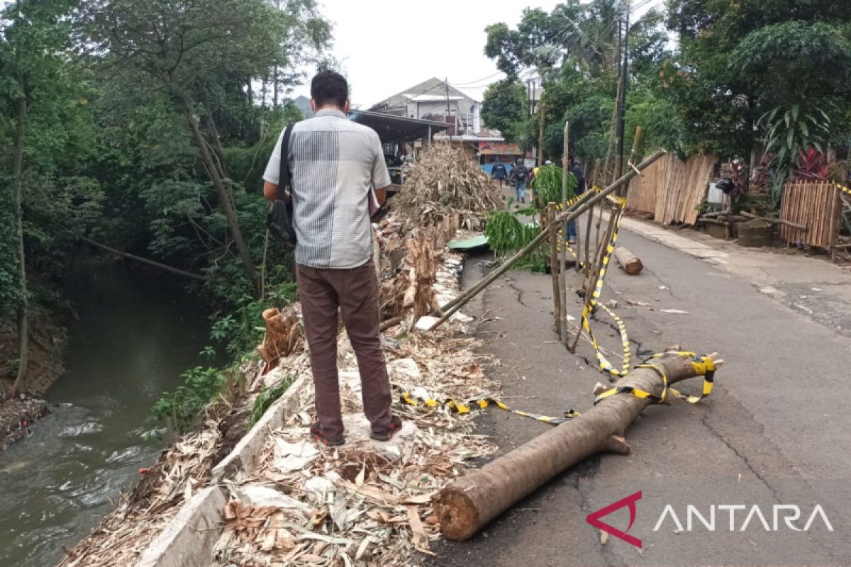 Petugas gabungan tangani jalan longsor di Jakarta Timur