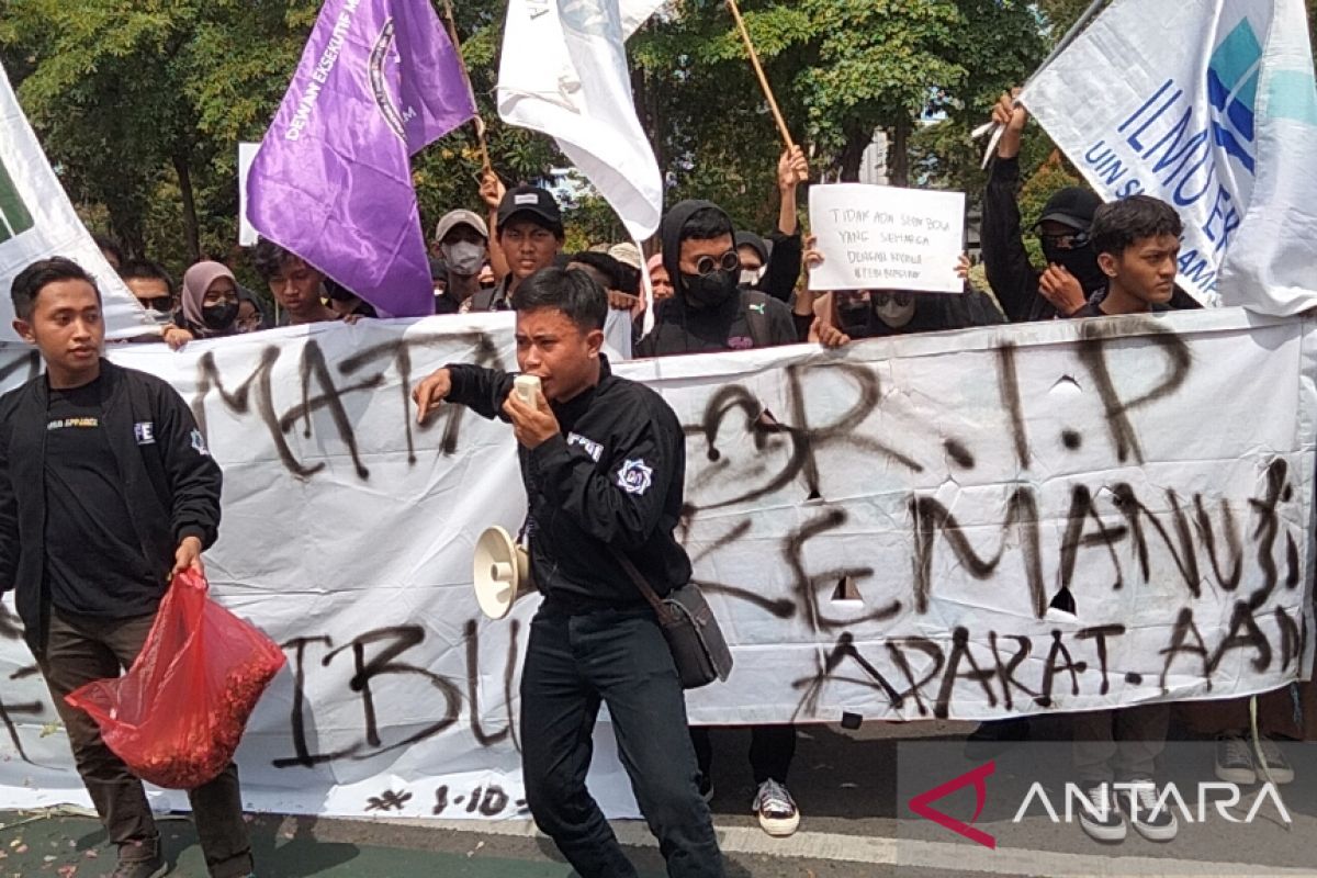 Ratusan mahasiswa UINSA gelar aksi tuntut pencopotan Kapolda Jatim pascatragedi Kanjuruhan