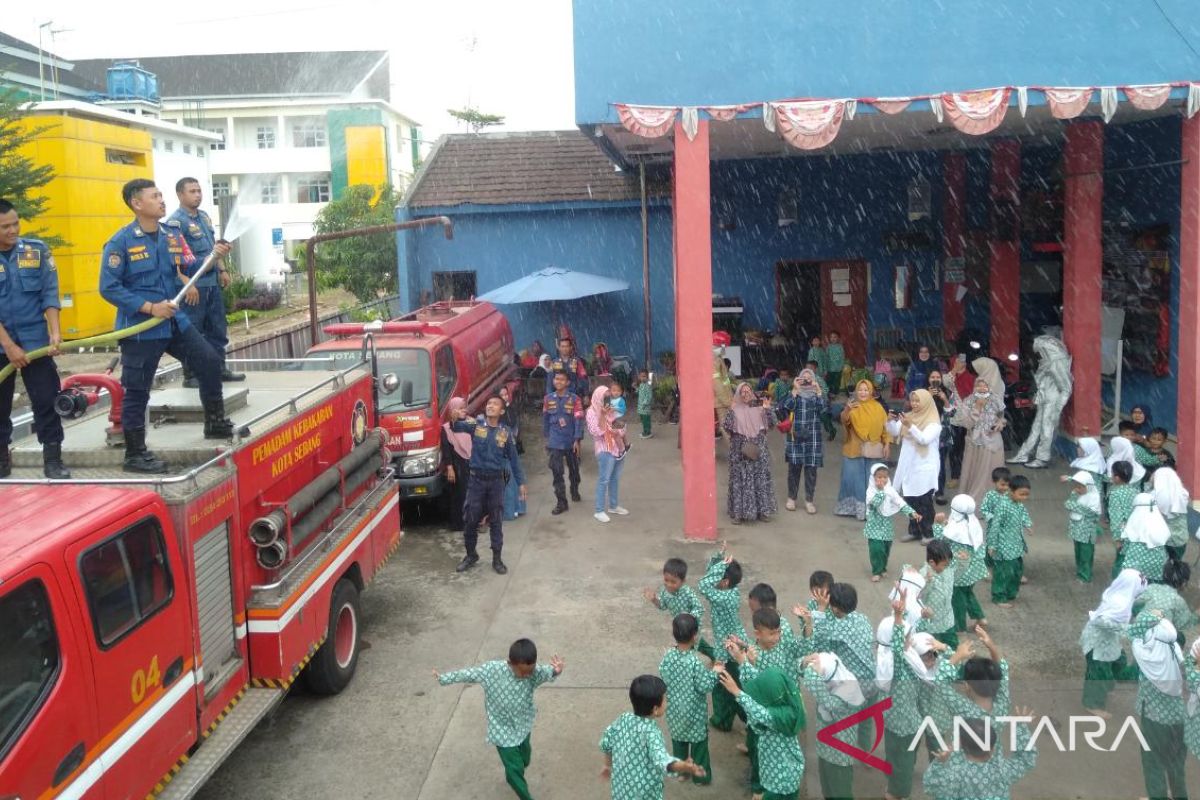 Damkar Kota Serang sosialisasikan penggunaan alat ke siswa TK