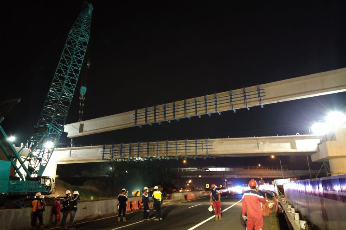 Jasamarga lanjutkan pemasangan gelagar jembatan proyek Tol Japek II Selatan