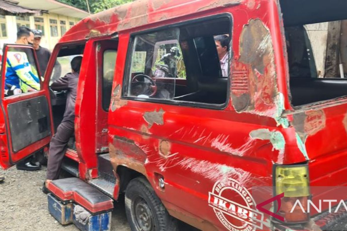 Angkot mengangkut rombongan mahasiswa alami kecelakaan di Ngarai Sianok Bukittinggi