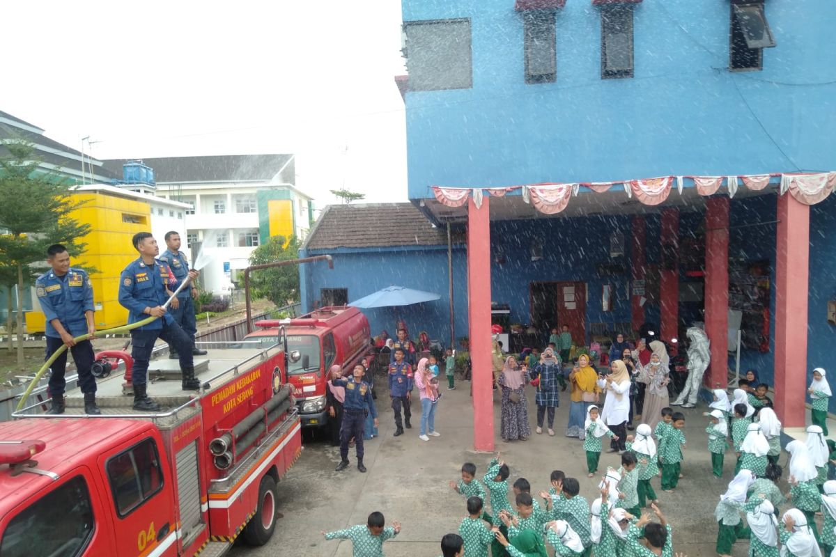Damkar kota Serang edukasi kebencanaan kebakaran pada anak TK