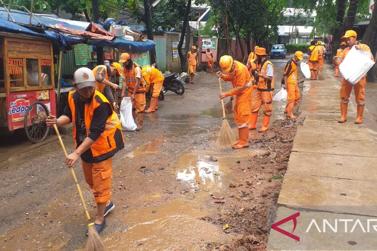 Ratusan pasukan "pelangi" kerja bakti bersihkan Kemang Jaksel