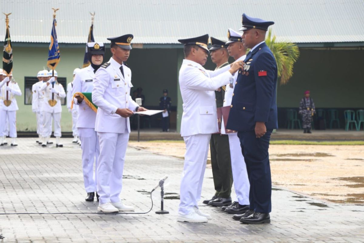 Gubernur Inspektur peringatan HUT ke-77 TNI di halaman Yonif R 613/RA