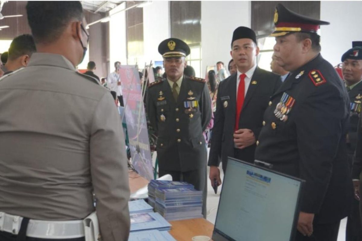 PLBN Badau buka pelayanan paspor dan SIM peringati HUT Ke-77 TNI