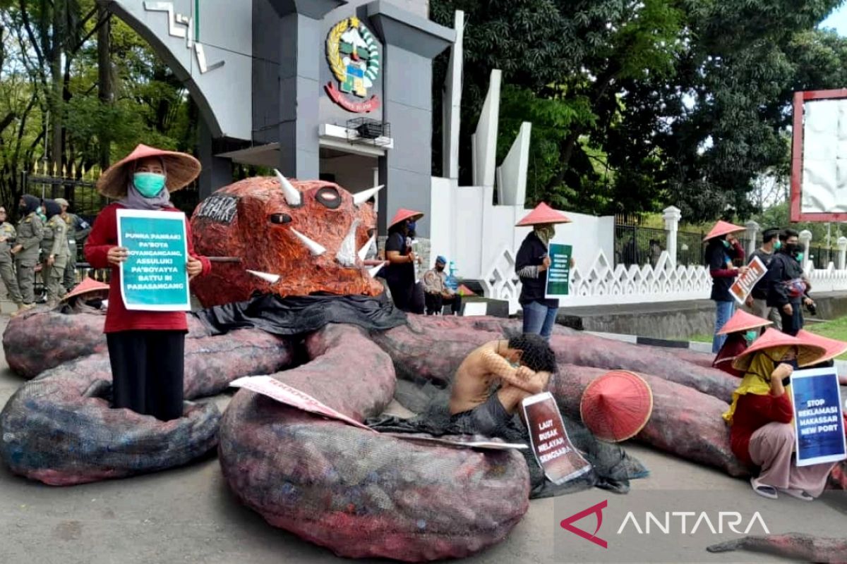 Perempuan Kodingareng bawa replika gurita di kantor Gubernur Sulsel