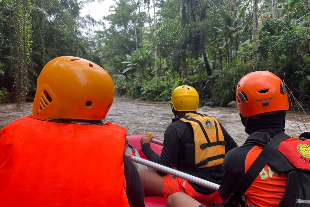 Tim SAR gabungan terus cari WNA Amerika terseret banjir saat rafting