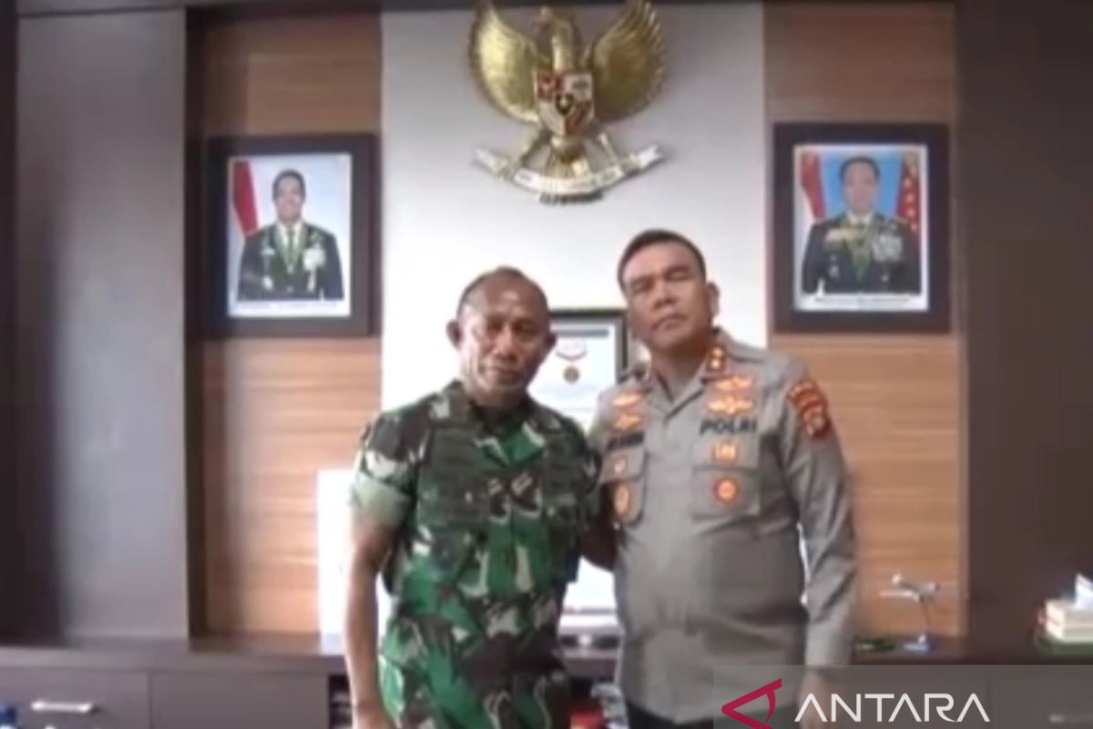 Dua oknum polisi jilat kue HUT TNI, Kapolda Papua Barat sampaikan permohanan maaf